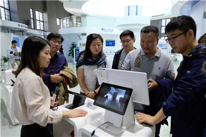 参观新大陆智能终端_副本.jpg 参观新大陆智能终端_副本.jpg