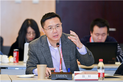 6田轩教授与专家组成员进行讨论.jpg 6田轩教授与专家组成员进行讨论.jpg