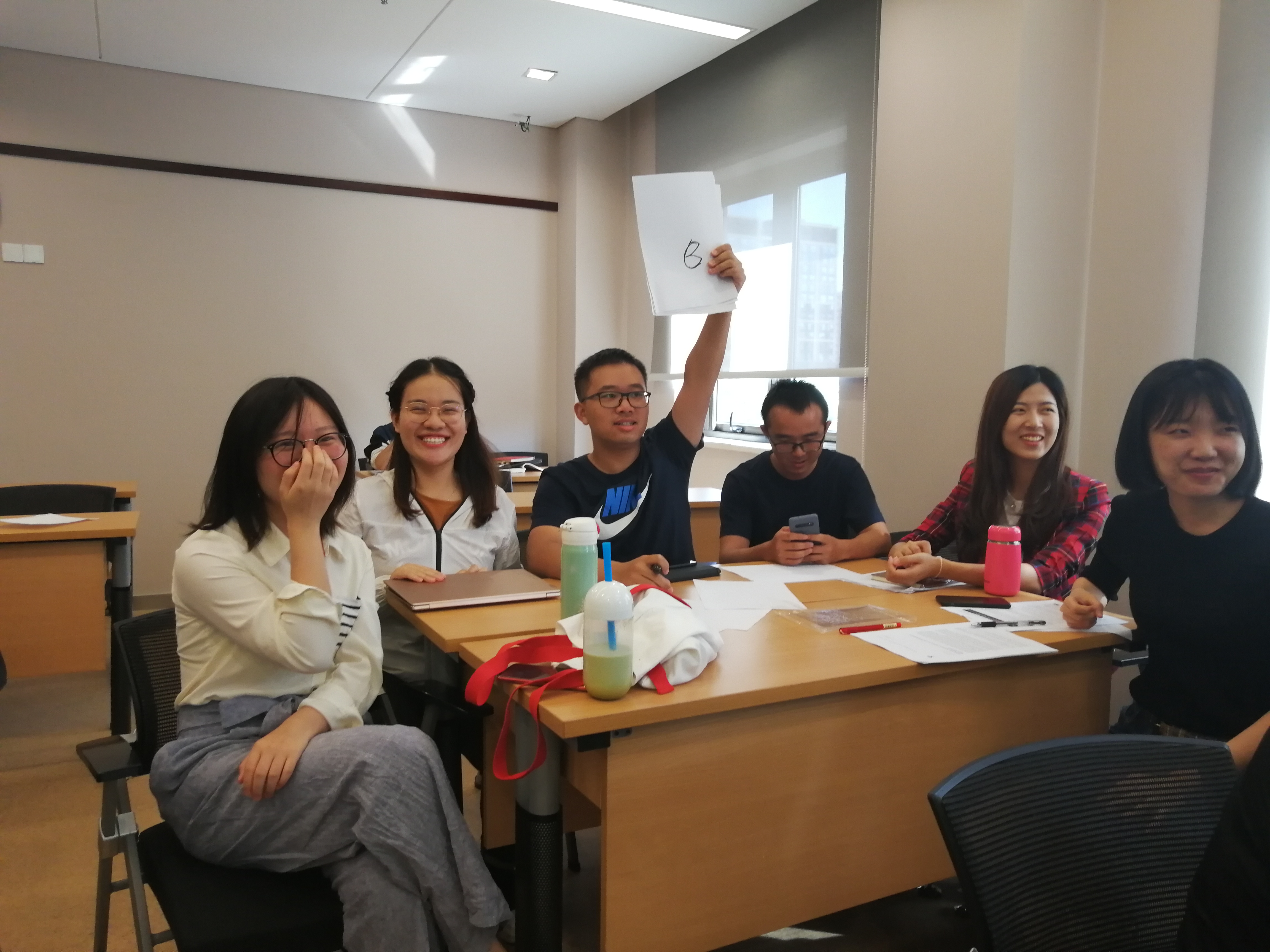 支部成员参与知识竞赛.jpg 支部成员参与知识竞赛.jpg