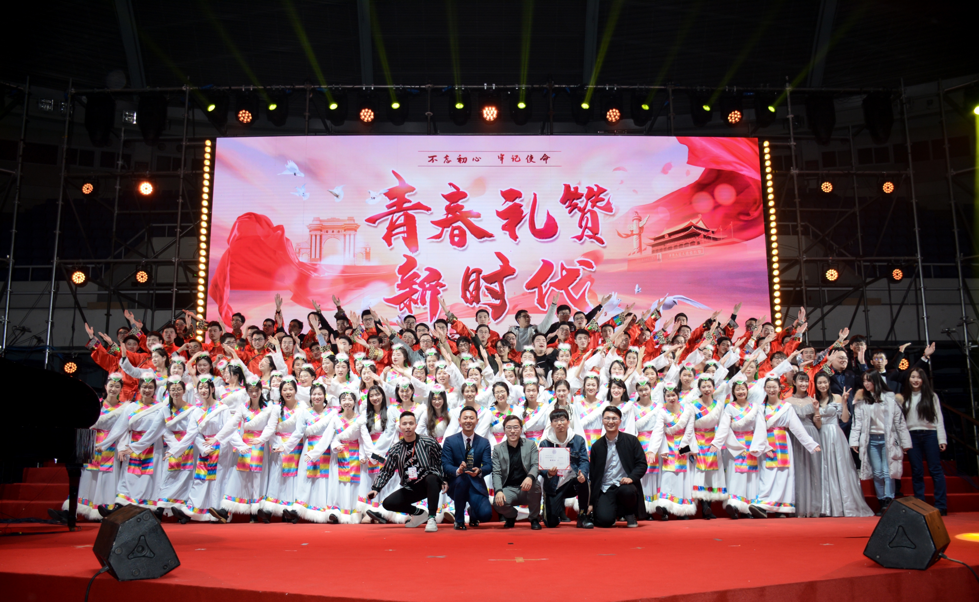 图为“一二九”合唱比赛上的“水道曲成“联队.jpg 图为“一二九”合唱比赛上的“水道曲成“联队.jpg