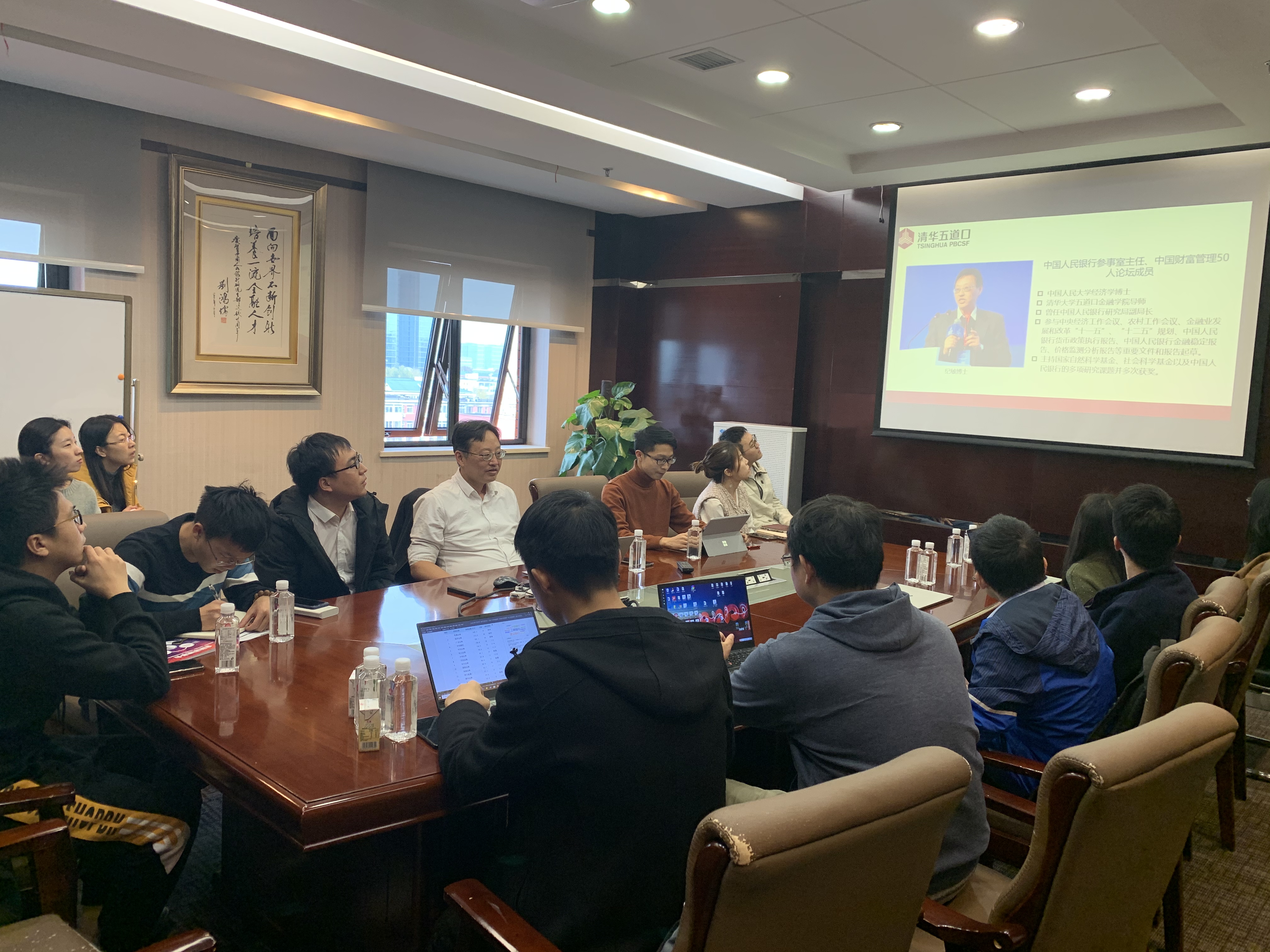 图为纪敏与支部同学亲切交流.jpg 图为纪敏与支部同学亲切交流.jpg