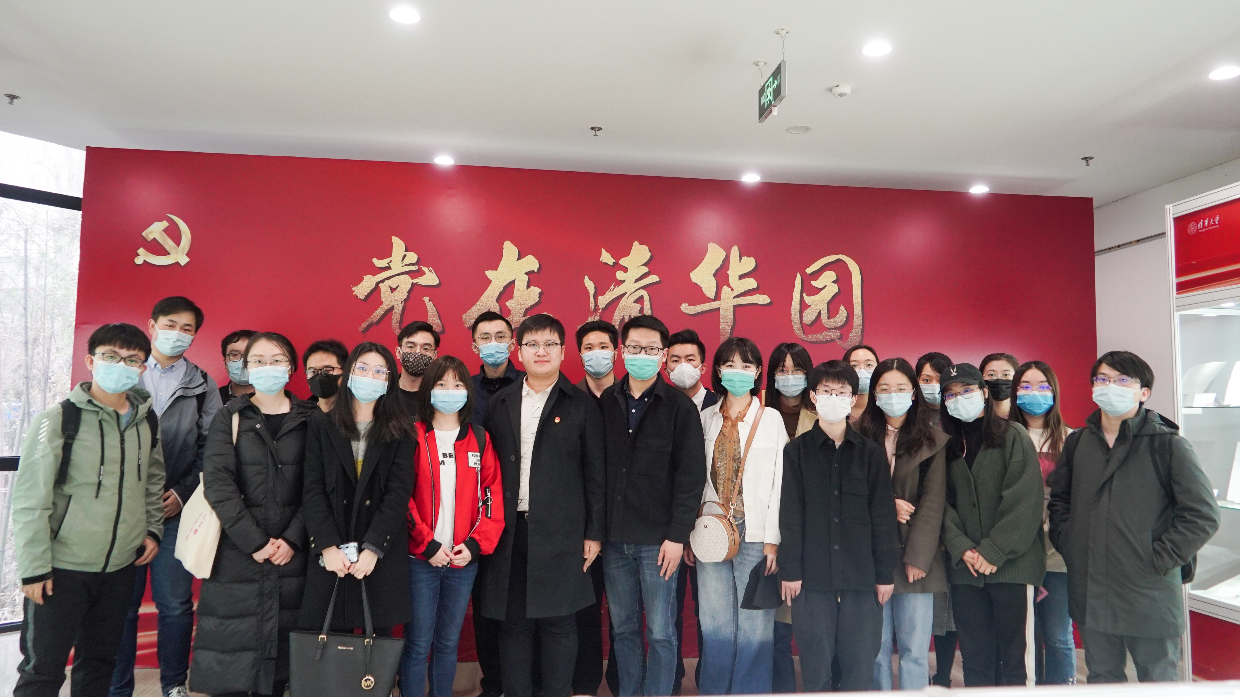 图为同学们在p站视频
图书馆北馆大厅合影.jpg